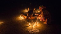 Terdapat ritual di masyarakat Venezuela, mereka percaya ritual ini bsa menyembuhkan rasa sakit dan beragam penyakit (Marco Bello/Reuters)