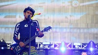 Selain lagu pertama yang langsung membuat orang melirik, aksi Aska juga tak kalah menarik. Ia mengenakan pakaian selam lengkap dengan google-nya.  (Dicky/detikHOT)