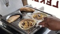 Leker yang satu ini lokasinya ada di seberang Pasar Bantul. Rasanya beragam, mulai dari rasa pisang cokelat, strawberry, blueberry dan nanas. Buka jam 10 pagi hingga 5 sore. Harga per buahnya hanya Rp 1.000. Murah ya!