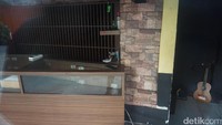 Toko yang sebagian besar berdinding kaca bening tersebut nampak terlihat tutup dan sepi. 