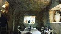 Osteria del Tempo Perso berada di Ostuni, Italia. Tempat makan bernuansa rustic ini menyediakan makanan Puglia dengan pilihan vegetarian dan bebas gluten. Selain itu tersedia juga deretan wine.