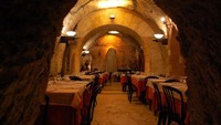 Masih dari Italia, ada Ristorante Da Pancrazio yang bisa dikunjungi saat ke Roma. Meski diduga tempat Julius Caesar dibunuh, tapi beberapa tahun lalu restoran jadi tempat syuting film Eat Pray Love. Tempat makan yang buka tahun 1922 dibangun di atas reruntuhan Theater of Pompey sisa abad ke-1 SM. Banyak yang memuji wine dan makanan di tempat ini.