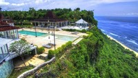 Apalagi lokasinya di atas bukit, membuat lanskap lautan terlihat jelas 180 derajat. Plus, sunset yang menawan (Plenilunio Villa)