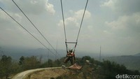 Saat meluncur di flying fox, pengunjung bisa melihat langsung wilayah Klaten, Jawa Tengah dari atas (Usman/detikTravel)