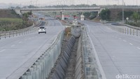 Tol tersebut dibangun dengan metode ramah lingkungan seperti jembatan utama Sungai Brantas yang menggunakan metode balanced cantilever sehingga pilar di tengah sungai bisa dihilangkan.