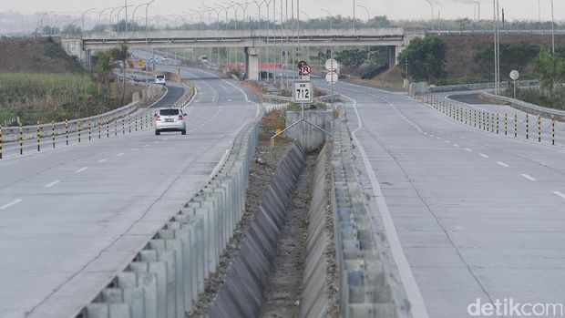 Begini Penampakan Tol Jombang - Mojokerto Mobil melintas di ruas tol Jombang - Mojokerto, Jawa Timur, yang baru diresmikan, Minggu (10/9). Ruas tol Mojokerto-Kertosono tersebut mempersingkat waktu perjalanan secara signifikan.