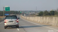 Kendaraan melintas jalan tol Jombang-Mojokerto dengan kencang.