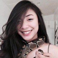 Dilihat dari sejumlah postingan Kheny, ular tersebut memang tampak penurut.  Kheny bahkan sering bermain dengan Damien, mengalungkannya di leher hingga kepala. Foto: Facebook Kheny Soliva Berco