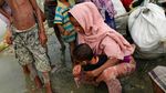 Potret Memilukan Etnis Rohingya Lewati Rawa dengan Membawa Bayi