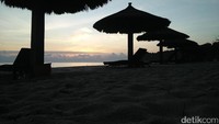Suasana romantis di Pulau Bintan datang di pagi hari. Saat matahari muncul, cahaya hangat dan warna jingga jadi hal yang romantis di pantai Club Med Bintan (Bonauli/detikTravel)