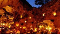 Ali Barbours Cave Restaurant di Kenya berada dalam gua yang kabarnya berusia 180.000 tahun. Namun restoran baru buka 30 tahun lalu sekitar 9 meter di bawah tanah. Lubang-lubang alami di gua membuat pengunjung bisa melihat langit dan bantuan lampu memberi atmosfer romantis. Seafood dan steak jadi andalan restoran.