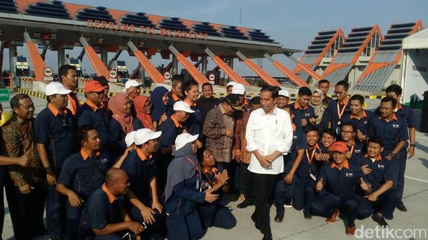 Presiden Jokowi di gerbang Tol Mojokerto.