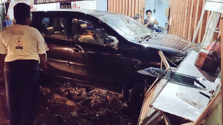 Gerobak Bubur Ayam Hancur Ditabrak Taksi Online di Jaktim Gerobak Bubur Ayam Hancur Ditabrak Taksi Online di Jaktim