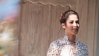 Menggelar resepsi di Bali, Raisa terlihat menawan dengan balutan busana putih. Foto: Instagram Bubahalfian