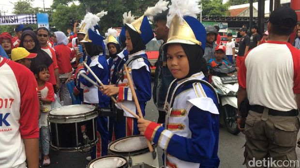 Acara tampak meriah dengan diisi marching band.