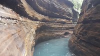 Daya tarik dari curug ini adalah kita bisa menelusuri pinggiran tebing aliran curug yang eksotis. Dindingya yang basah berpadu dengan jernihnya air membuat curug ini spesial (Bahtiar/detikTravel)