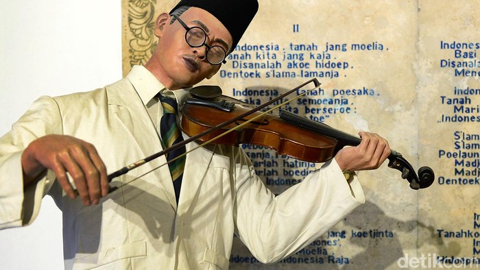 Diorama di Museum Sumpah Pemuda menunjukan pencipta lagu Indonesia Raya, WR Supratman memperdengarkan lagu Indonesia Raya tiga stanza di depan Kongres Pemuda III, 1928.