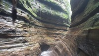 Dulunya ini adalah tempat yang sakral. Namun sejak ditemukan oleh pihak Pertani, karena curug ini memiliki lukisan alam yang cantik, maka curug ini dijadikan sebagai objek wisata (Bahtiar/detikTravel)