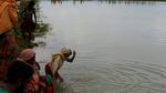 Potret Memilukan Etnis Rohingya Lewati Rawa dengan Membawa Bayi