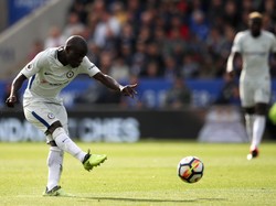 8. NGolo Kante (26 tahun). Pemain Prancis yang membela klub Chelsea ini meraih 47 poin hasil voting para jurnalis sepakbola di Eropa. (Foto: Clive Mason/Getty Images)