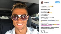 Tak jarang juga ia terlihat selfie di dalam mobil. Foto: Instagram Cristiano Ronaldo