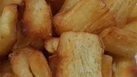Singkong goreng yang empuk gurih juga bisa jadi camilan enak yang murah. Apalagi diberi bawang putih dan keju.Foto: Istimewa