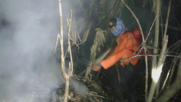 Petugas saat padamkan api di Gunung Guntur.