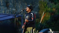 Aska, sang vokalis, tampil sendirian di atas A Stage di Garuda Wisnu Kencana, Bali, Minggu (10/9/2017). (Dicky/detikHOT)