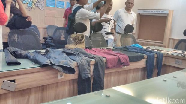 Sejumlah barang bukti disita polisi.