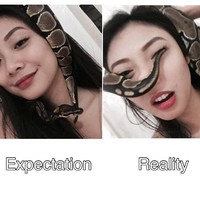 Namun bukan hanya wajah cantik saja yang membuatnya viral. Kheny semakin menjadi bahan perbincangan karena hewan peliharaan tak biasa. Ia diketahui memelihara seekor ular. Foto: Facebook Kheny Soliva Berco