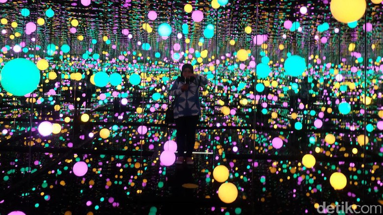 Instagramble Banget! Cermin Polkadot Yayoi Kusama Digemari di Museum MACAN Instagramble Banget! Cermin Polkadot Yayoi Kusama Digemari di Museum MACAN