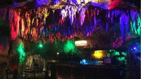 Alux Restaurant di Playa del Carmen, Meksiko bisa menampung 250 orang. Restoran dengan hiasan dinding gua ini terasa intim dan berpenerangan temaram. Ada cocktail lounge dan beberapa ruang makan private juga di sini. Untuk makanan, andalannya berupa seafood dan sajian pengaruh suku Maya.