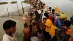 Potret Memilukan Etnis Rohingya Lewati Rawa dengan Membawa Bayi