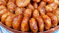 Dibuat dari tepung ketan dan kelapa, gemblong yang digoreng dengan balutan gula merah ini rasanya legit renyah. Cocok mengiringi kopi pahit.Foto: Istimewa