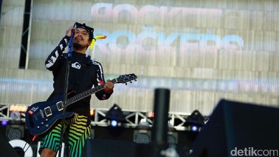 Uniknya Aksi Panggung Rocket Rockers Pakai Baju Selam di Soundrenaline 2017