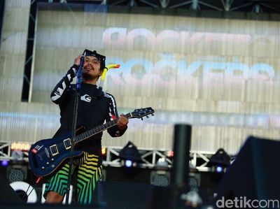 Uniknya Aksi Panggung Rocket Rockers Pakai Baju Selam di Soundrenaline 2017
