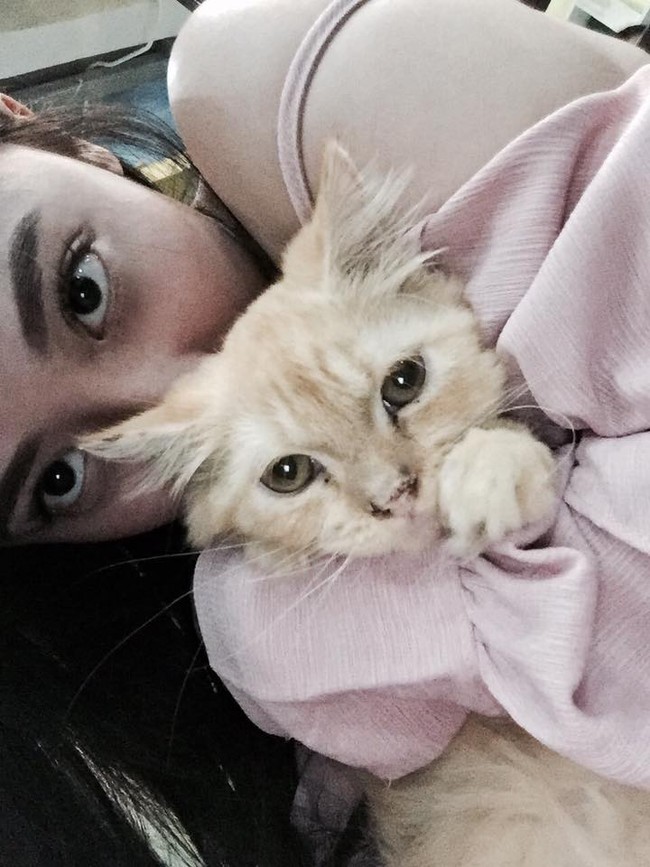 Ini fotonya saat bermain dengan seekor kucing. Memang seorang penyayang binatang. Foto: Facebook Kheny Soliva Berco