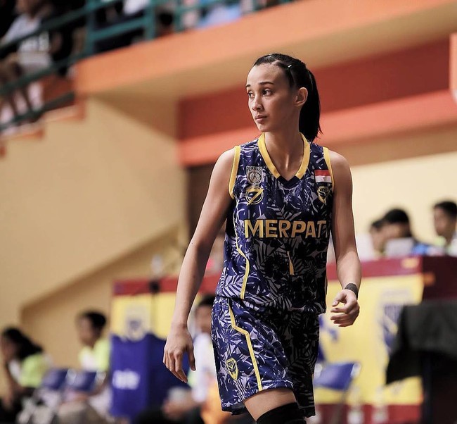 Helena Maria Elizabeth Tumbelaka ini juga merupakan pemain andalan tim basket Merah Putih predators Jakarta. Foto: Dok. Instagram