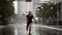 Dan pada Minggu (10/9) pagi waktu setempat, Badai Irma diperkirakan sampai ke Florida Keys dan kawasan pesisir barat. NHC mengatakan kalau badai akan menghantam hingga sore. 