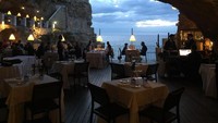 Summer Cave di Grotta Palazzese Hotel, Polignano a Mare, Italia buka selama musim panas. Biasanya Mei sampai Oktober. Dari dalam gua, pengunjung bisa melihat warna turquoise Laut Adriatik. Restoran ini sampai disebut paling romantis di seluruh Italia oleh Fodors Travel.