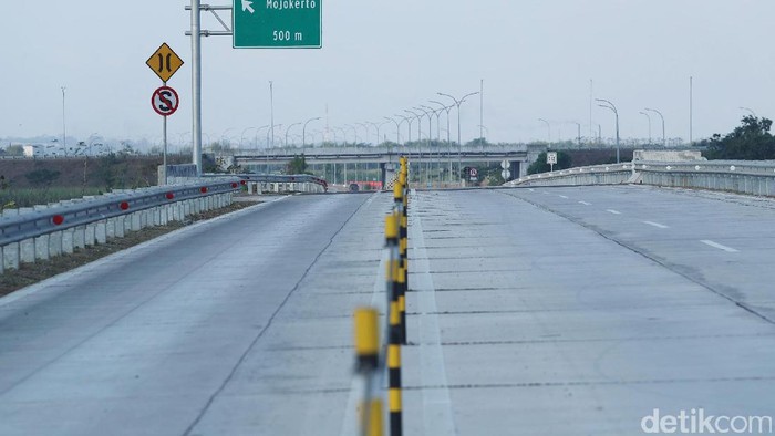 Mobil melintas di ruas tol Jombang - Mojokerto, Jawa Timur, yang baru diresmikan, Minggu (10/9).  Ruas tol Mojokerto-Kertosono tersebut mempersingkat waktu perjalanan secara signifikan.