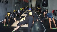 Latihan Pound mengadopsi beberapa gerakan-gerakan yoga. Dalam kelas Pound Fit di Carport Jakarta, misalnya, yoga dijadikan sesi tersendiri dan dilakukan di awal selama 30 menit. Foto: Erika Yurika