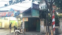 Saat didatangi pukul 17:50, store sedang dijaga oleh 4 orang karyawan. Di dalam store ada kursi dan meja kecil untuk pelanggan. Juga ada etalase yang menampilkan variasi vape yang dijual di Rumah Tua Vape.