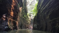 Inilah Little Green Canyon dari Banten, Curug Putri. Sebelum dijadikan tempat wisata, Curug Putri dikenal sebagai tempat sakral. Namun, begitu ditemukan oleh orang Perhutani, curug ini ternyata memiliki lukisan alam yang indah dan akhirnya dijadikan lokasi wisata baru. (Bahtiar/detikTravel)