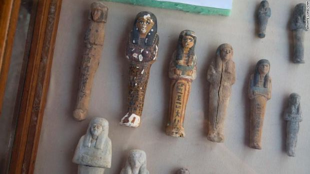 Artefak dari makam di pekuburan Draa Abul Nagaa, Mesir (Foto: Bronte Lord/CNN)
