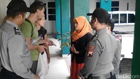 Selepas dari Jawa Timur, keduanya berencana untuk pulang ke negaranya melalui Jakarta. Namun, nahas di tengah perjalanan Nedomelel Petr sakit dan terpaksa menginap di Pekalongan. (Foto: Dok Polsek Wiradesa, Pekalongan)