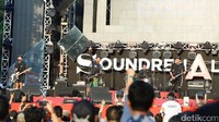 Band indie asal Bandung ini mendedikasikan aksinya di Soundrenaline 2017 untuk Chester Bennington.  (Dicky/detikHOT)