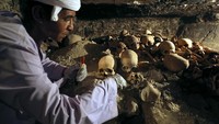 Makam yang terletak di pekuburan Draa Abul Nagaa ini berisi mumi, sarkofagus, patung, pot, serta artefak lainnya, ungkap Kementerian Benda Bersejarah Mesir, Sabtu (9/9/2017). Foto: Reuters