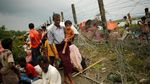 Potret Memilukan Etnis Rohingya Lewati Rawa dengan Membawa Bayi