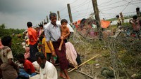 Mereka kini bertahan di beberapa titik. Ada yang berada di dekat kawat berduri perbatasan/Foto: Mohammad Ponir Hossain/Reuters  
